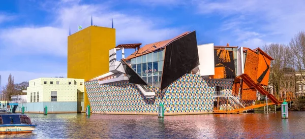 Edificio de exposición del Museo de Groninga en un día soleado — Foto de Stock
