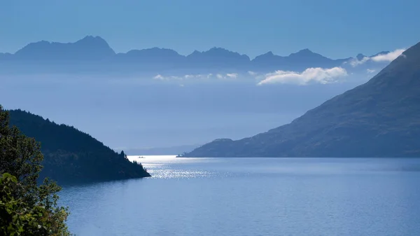 Голубой туман над озером Вакатипу и замечательными горами — стоковое фото