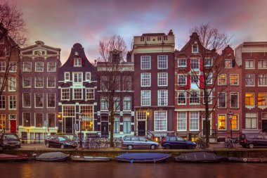Vint Amsterdam'da Brouwersgracht üzerinde tarihi kanal evleri
