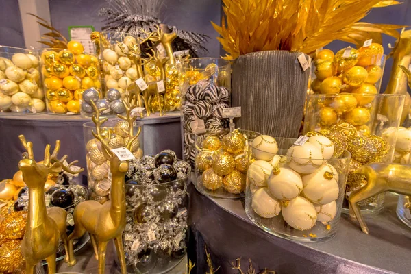 Bälle und Dekoration in goldenen Farben — Stockfoto