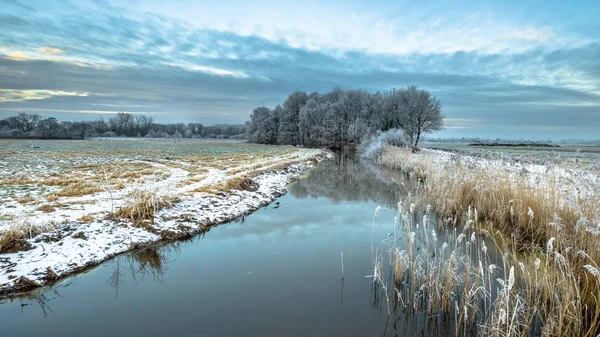 Rio congelado Drentsche Aa na província de Drenthe — Fotografia de Stock