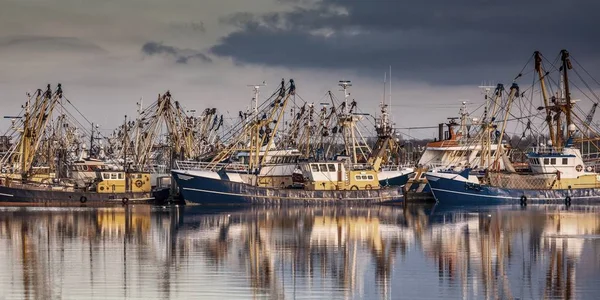 Рыболовные суда на величественном закате — стоковое фото
