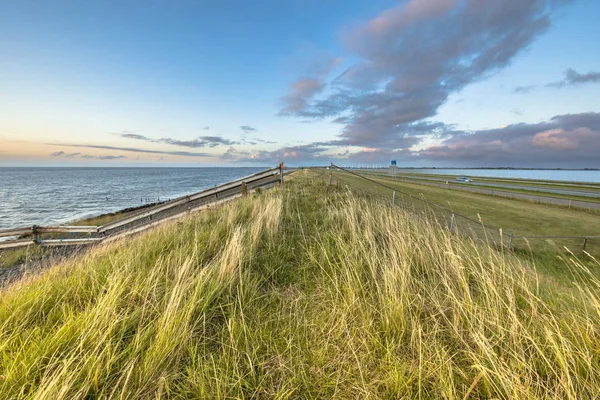 Afsluitdijk hollandais digue coucher de soleil clôtures — Photo
