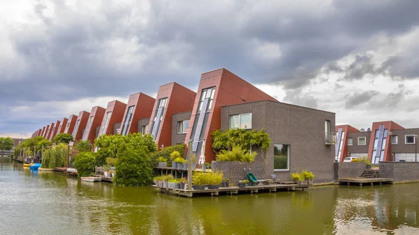 Maisons riveraines avec jardins écologiques — Photo