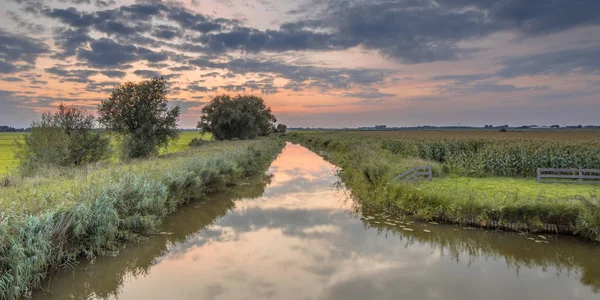 Canal através da paisagem agrícola — Fotografia de Stock