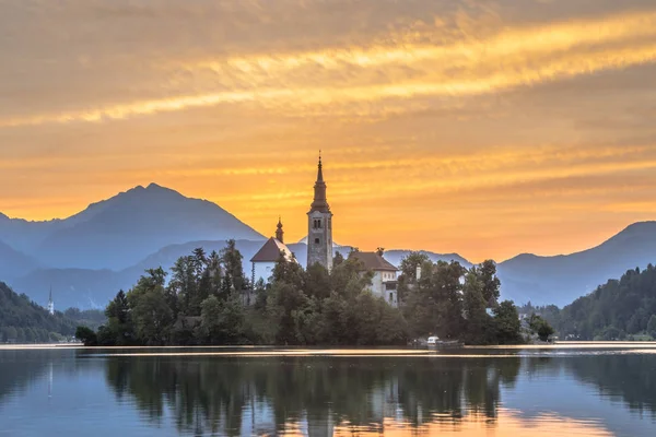 Den berömda sjön bled med kyrkan under orange morgonhimlen — Stockfoto