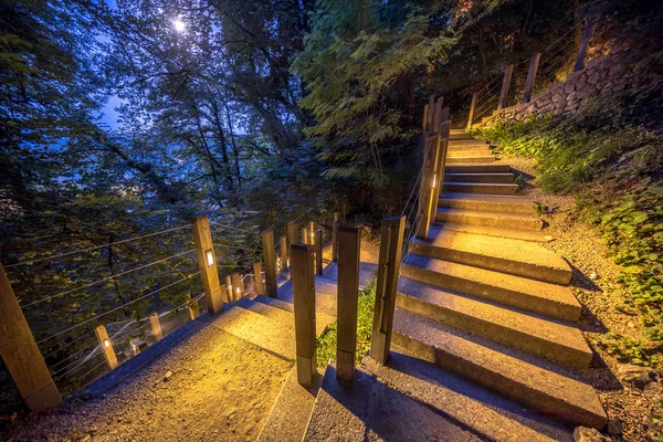 Verlichte buiten trap onder maanlicht — Stockfoto