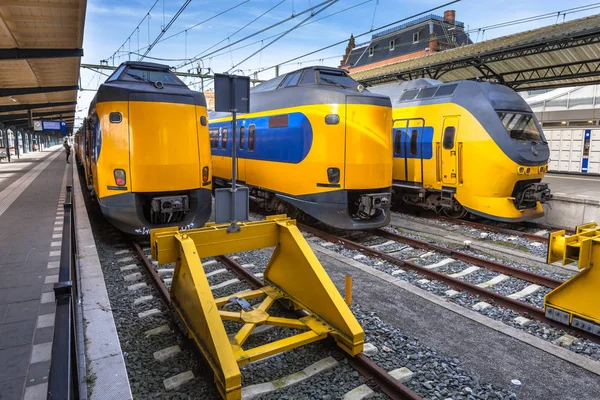 Moderna tåg väntar vid stationen — Stockfoto