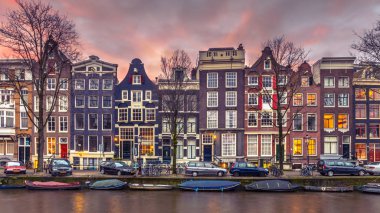 Vintage grachtengordeal Unesco Dünya Mirası Sit Alanı Amsterdam Brouwersgracht üzerinde tonlama renkli kanal evleri