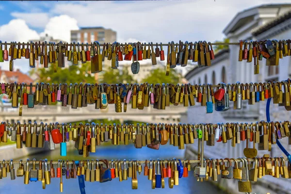 Candados en el puente del Amor sobre el río Liublianica — Foto de Stock