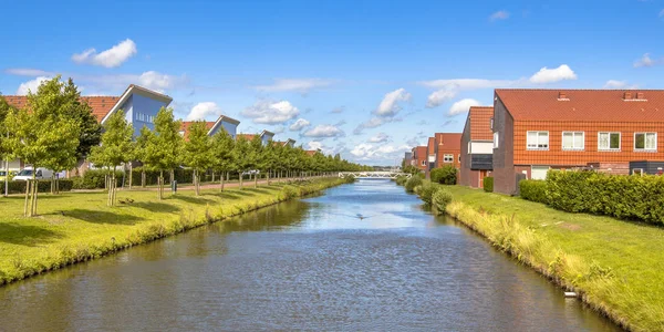 Río en el barrio moderno del suburbio — Foto de Stock