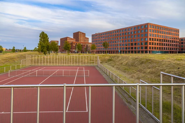 Tennisveld in de buurt van kantoren — Stockfoto