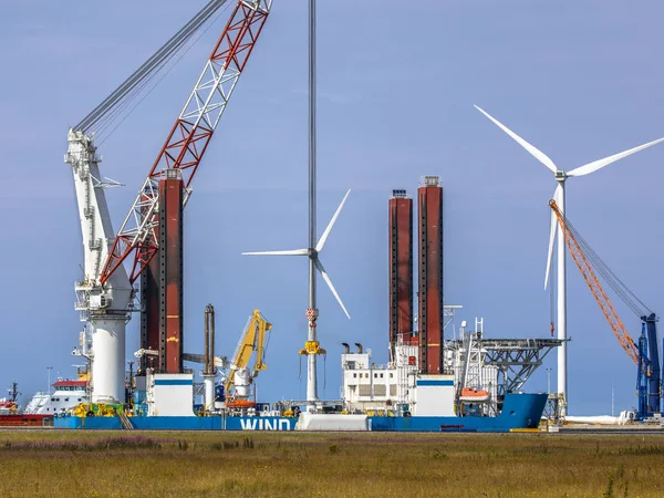 Pobřežní větrné turbíny zásobovací plavidlo — Stock fotografie