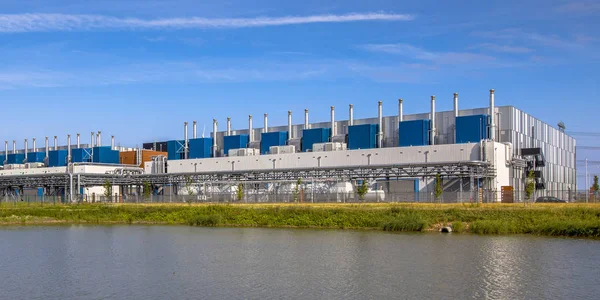 Google Datacenter bajo cielo azul —  Fotos de Stock