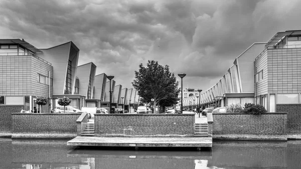 Modern street row houses and waterfront terrace in b & w — Stock Photo, Image