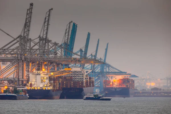 Rotterdam europoort paisaje portuario industrial — Foto de Stock