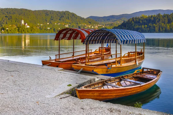 Geleneksel Pletna tekneler lake Bled — Stok fotoğraf