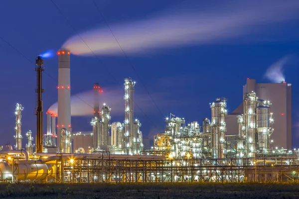 Belysta kemifabrik på natten — Stockfoto