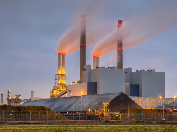 Робоча вугільна powered електростанції Роттердам — стокове фото