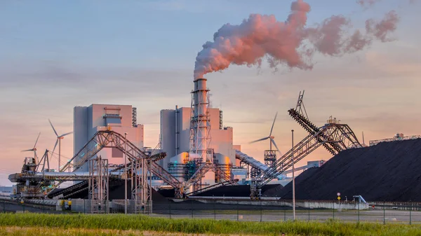 Planta de electricidad alimentada por carbón en luz naranja de puesta de sol — Foto de Stock