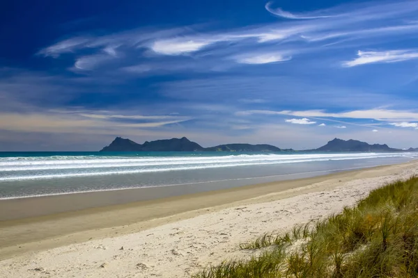Playa de arena blanca con cielo azul en Waipu en Nueva Zelanda —  Fotos de Stock
