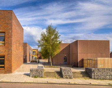 Modern okul bahçesi