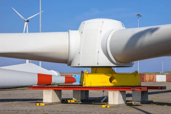 Giant rotors of wind turbine waiting for transport — Stock Photo, Image