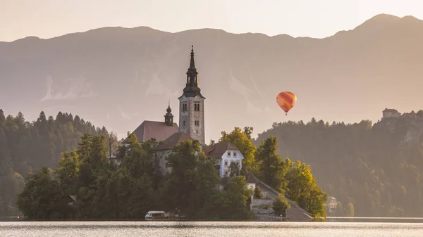 Lake Bled kilisede turuncu sıcak hava balonu ile ile ada — Stok fotoğraf