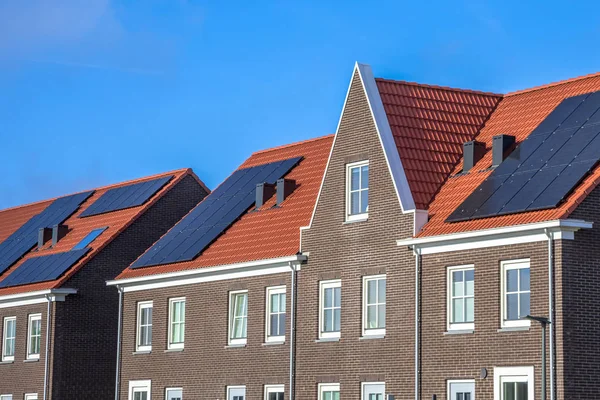 Gros plan sur les maisons modernes en rangée avec panneaux solaires — Photo