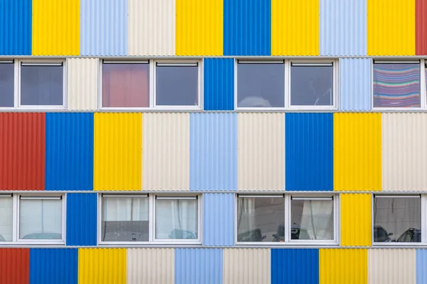 Fenster von Studentenwohnungen in Schiffscontainern — Stockfoto