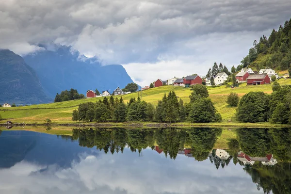 Noordse dorp in Noorse fjord — Stockfoto