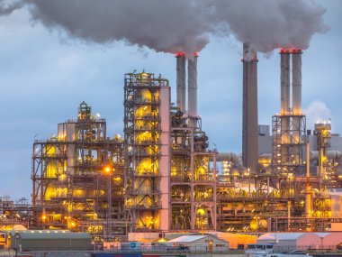 Kimyasal tesis ışıkları ve duman alacakaranlıkta