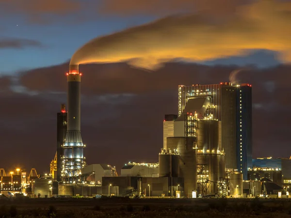 Centrale elettrica a carbone di notte nel porto di Rotterdam — Foto Stock