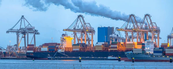 Kontejnerové lodě nakládají v přístavu Europoort tweede maasvlakte — Stock fotografie