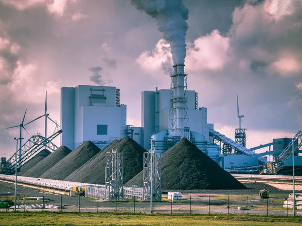 Старомодна промислова вугільна електростанція — стокове фото