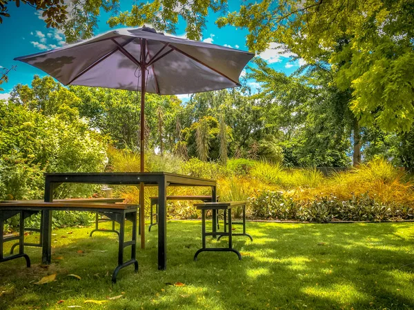 Gartenmöbel im Schatten des Hinterhofs — Stockfoto