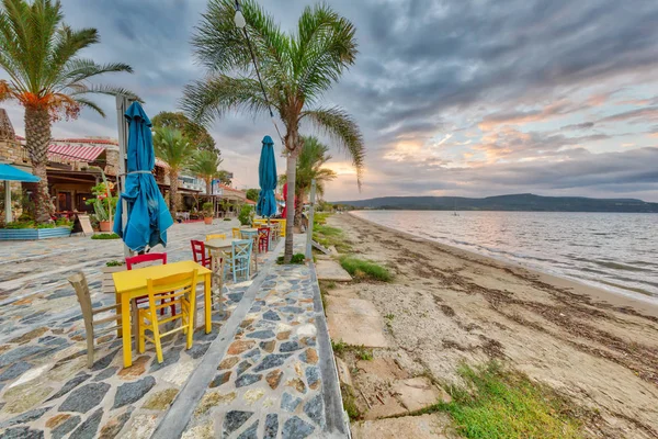 Boulevard with restaurants in coastal town in Greece — Stock Photo, Image