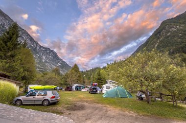 Kamp Triglav Ulusal Parkı'nda gün batımında