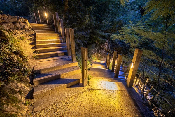 Aydınlatılmış açık merdiven — Stok fotoğraf