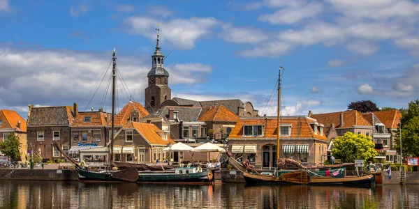 Porto e casas históricas na aldeia holandesa — Fotografia de Stock
