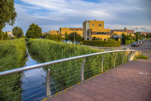 Moderne footbridge in voorstedelijk gebied — Stockfoto