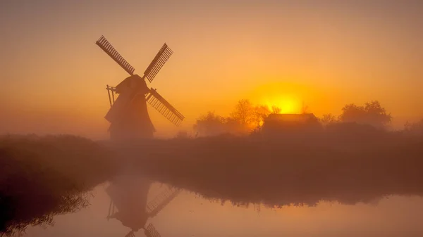 Característico Molino Viento Holandés Histórico Largo Amplio Canal Humedal Pólder — Foto de Stock