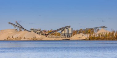 Borç çukurunda kum madenciliği