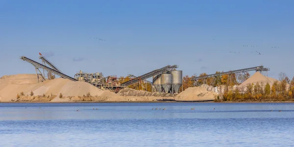 Těžba písku na zaplaveném parkovišti — Stock fotografie