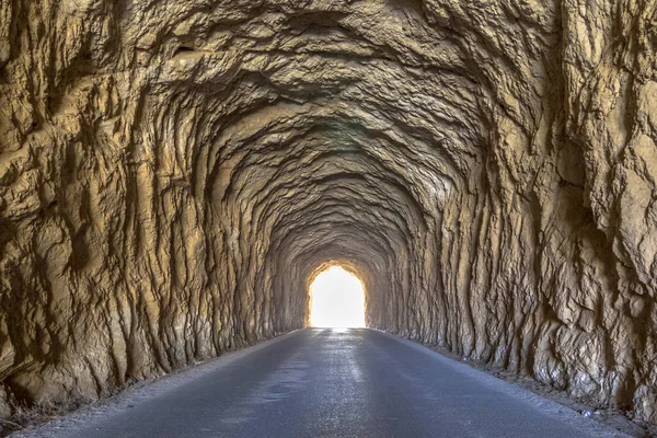 Яскраве світло в кінці тунелю — стокове фото