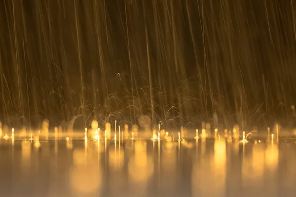 Lluvia cayendo en el estanque — Foto de Stock