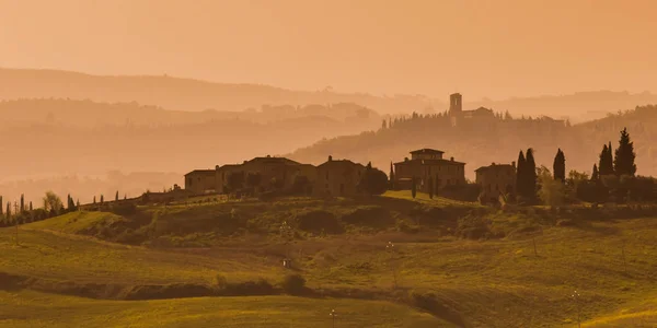 Silhuett från Toscana Village — Stockfoto