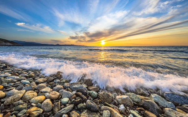 Waves breaking on pebble beach — Stock Photo, Image