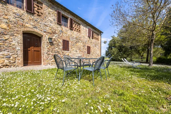 Terrasse mit Tisch und Stühlen — Stockfoto