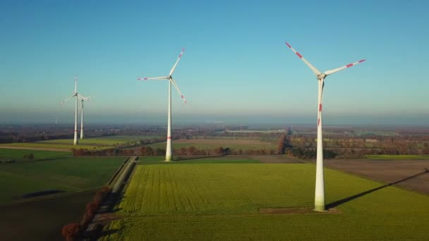 Vier Windräder drehen sich in Agrarlandschaft — Stockvideo